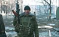 1995 Grozny - żołnierz rosyjski wyposażony w AKS-74 z zamontowanym granatnikiem GP-25. Widoczny charakterystyczny bandolier wypełniony granatami WOG-25P (fot. George de Keerle).