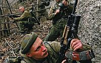 1999 - drużyna Piechoty Morskiej działająca w Czeczenii. Żołnierz na pierwszym planie wyposażony jest w karabinek AKS-74 z zamontowanym GP-25.