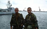 Członkowie 345 gsppd WDW w porcie Poti (Gruzja, 2008) - kamizelka żołnierza po prawej to Smersz z szelkami w wersji MOLLE.