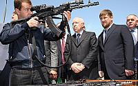 RT-3 na AK-74M podczas prezentacji uzbrojenia jednostki Alfa prezydentowi FR D. Miedwiediewowi. (fot. drugoi.livejournal.com)