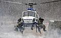 Grupa szturmowa OMON 'Żubr' w trakcie pokazu z użyciem helikoptera AS-355N Ecureuil 2.