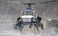 Grupa szturmowa OMON 'Żubr' w trakcie pokazu z użyciem helikoptera AS-355N Ecureuil 2.
