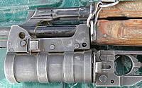 Inny bułgarski granatnik GP-30. Wyraźnie widoczne oznaczenie bułgarskiej fabryki (33 w tarczy) oraz łacińskie oznaczenia bezpiecznika.