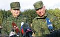 Naczelnicy sztabów generalnych Białorusi (po lewej) oraz Rosji (po prawej). Oboje w nowych wzorach kamuflaży. Zdjęcie z ćwiczeń Zapad 2009. (fot. www.mod.mil.by)